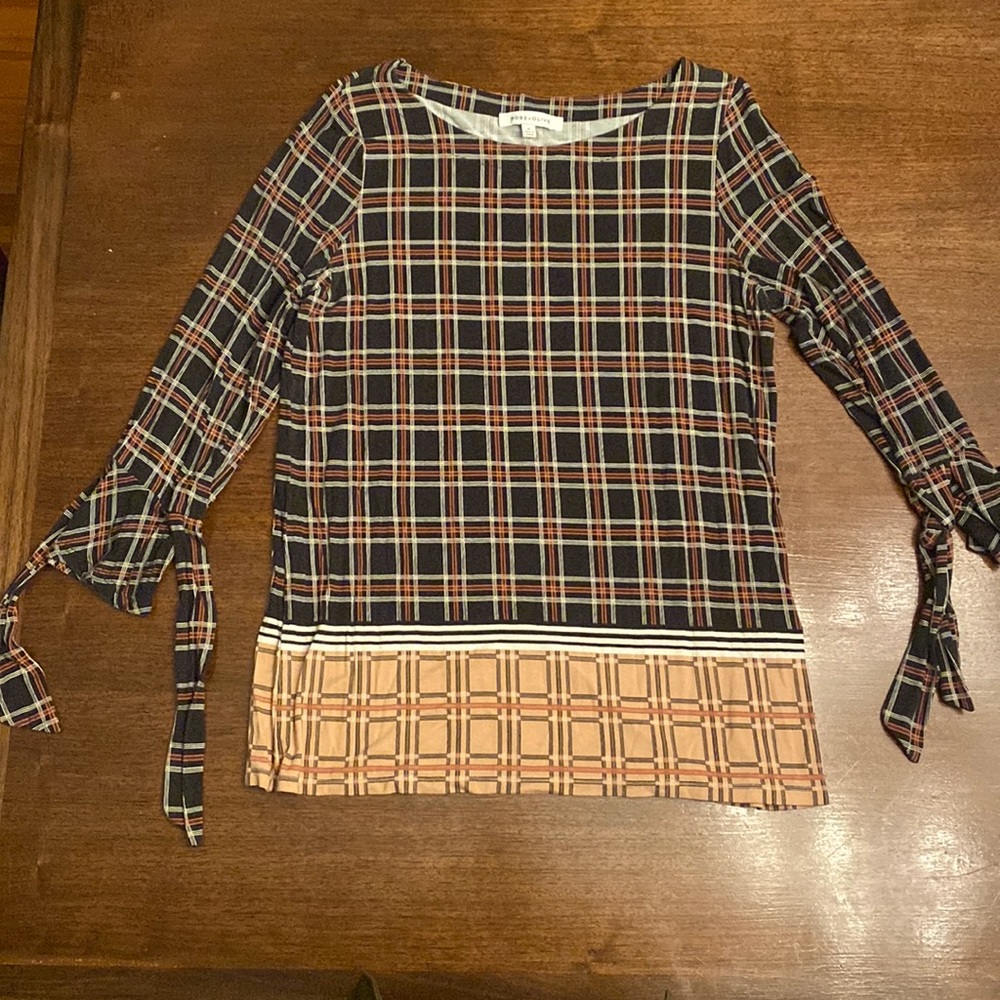 Rose + Olive long sleeve box pattern with ties at cuff.